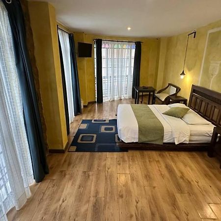 Hotel Noris Alausi Bagian luar foto